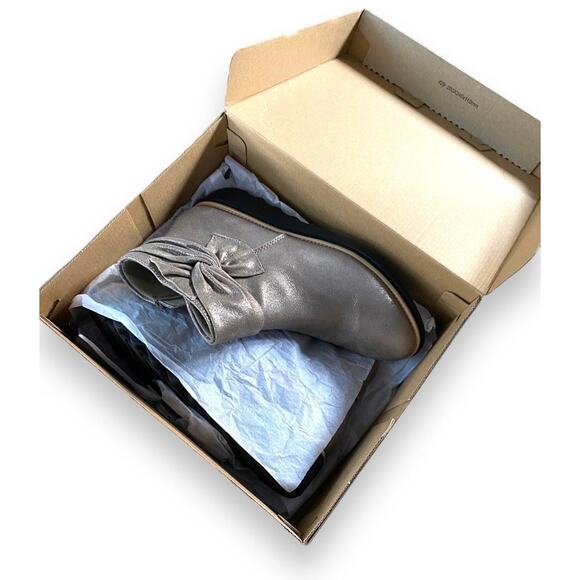 Clarks Sharon Leather Ankle Boots Sz 6.5
Metallic Pewter Side Zip Comfort Shoes - Picture 10 of 12
